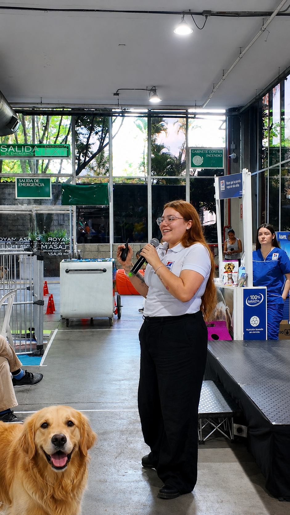 Conferencista con Golden Retriever en FamyFest